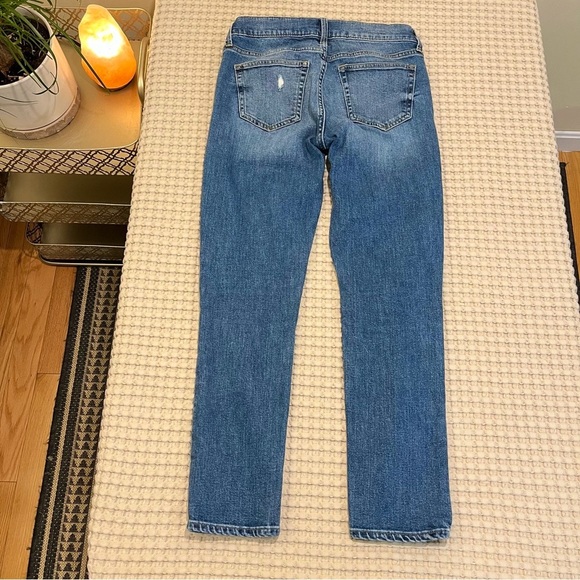 GAP 1969 Mid-Rise Girlfriend Jeans. Medium Indigo. Size 26 Regular. EUC. - Picture 3 of 4